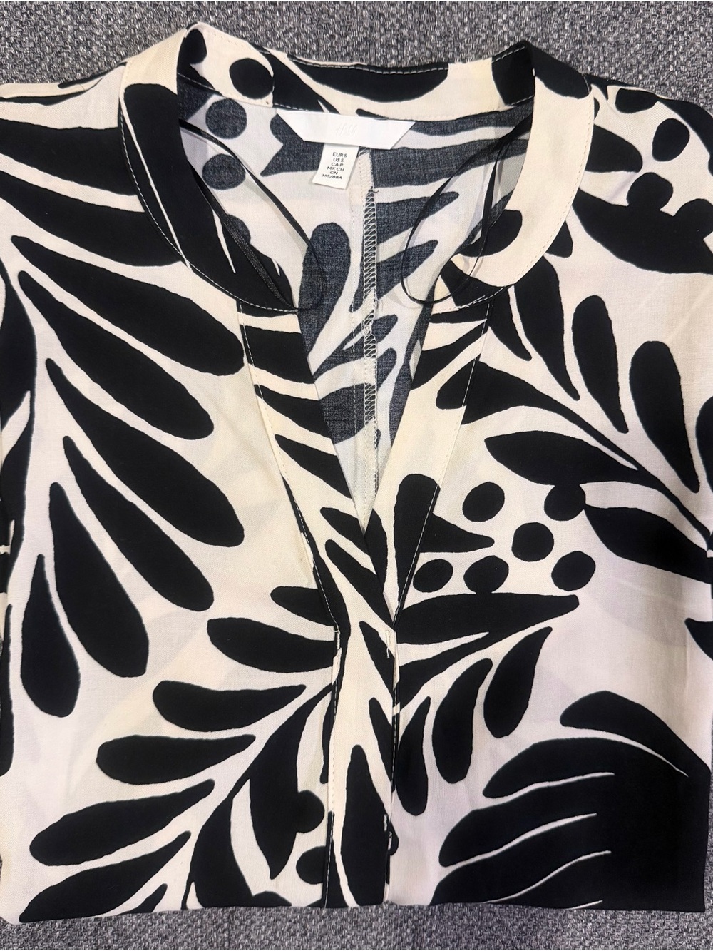 H&M Black and White Long Sleeve V-Neck Printed Dress